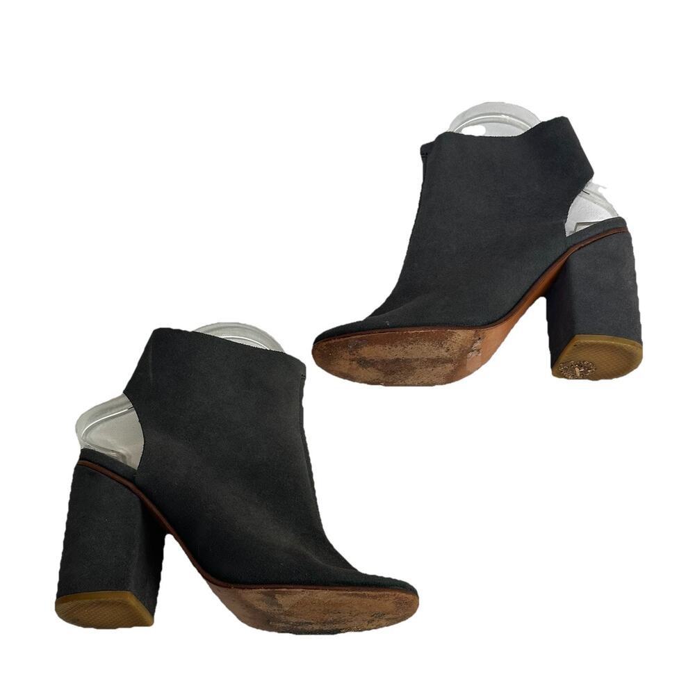 a detacher closed toe ankle blue suede heels Size 6